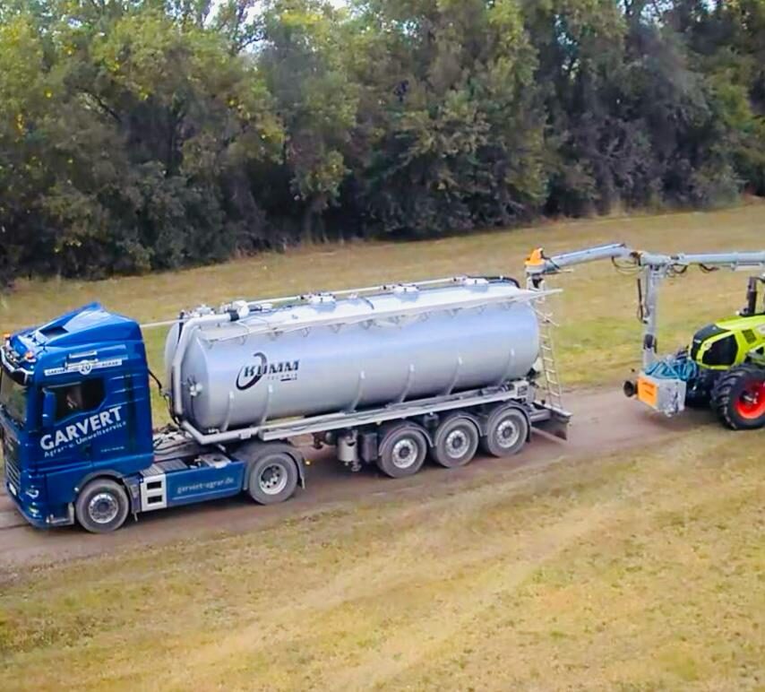 Umpumpen von Flüssigmaterial zwischen Tankfahrzeug und Tank auf dem Feld